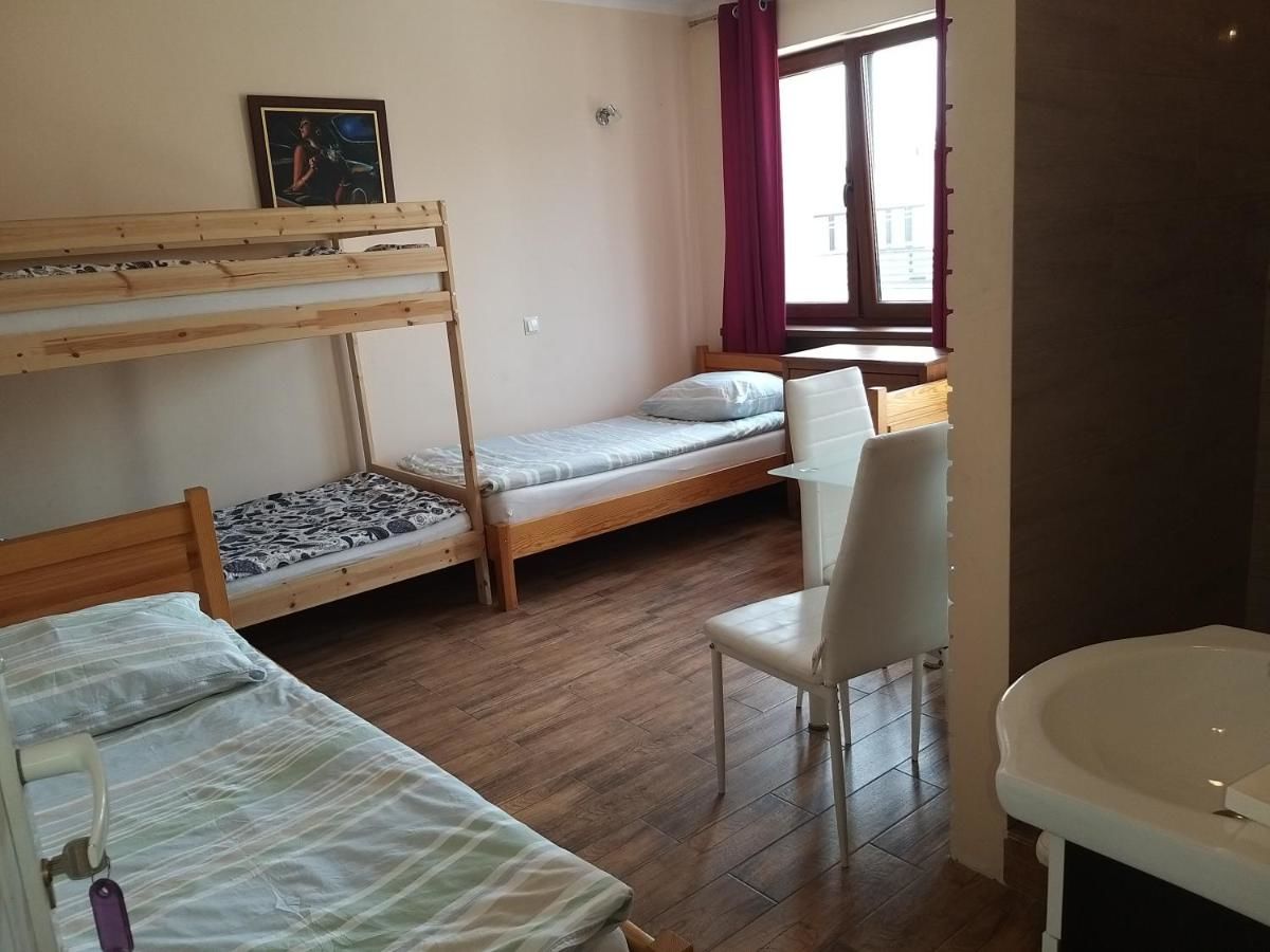 Хостелы Hostel Rumiankowy - Airport Hostel Вроцлав-18