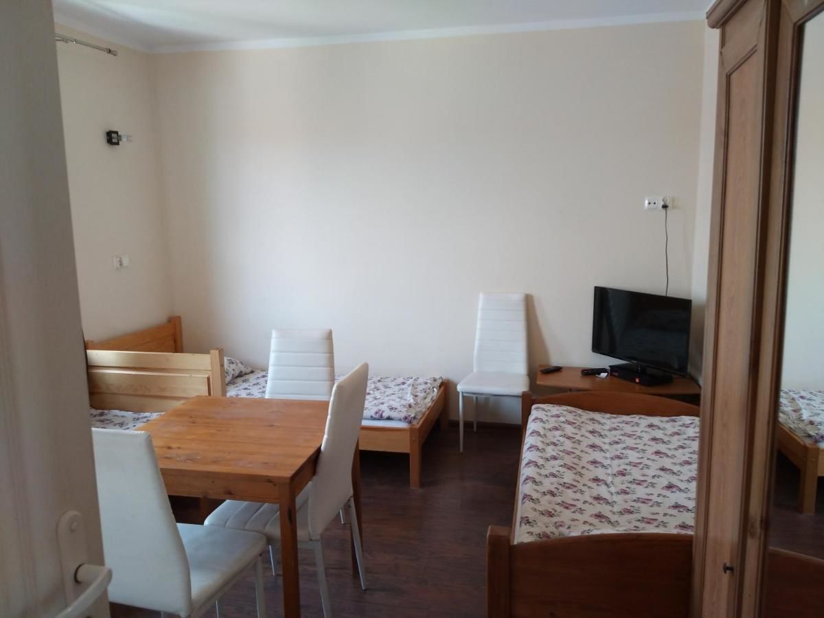 Хостелы Hostel Rumiankowy - Airport Hostel Вроцлав-23