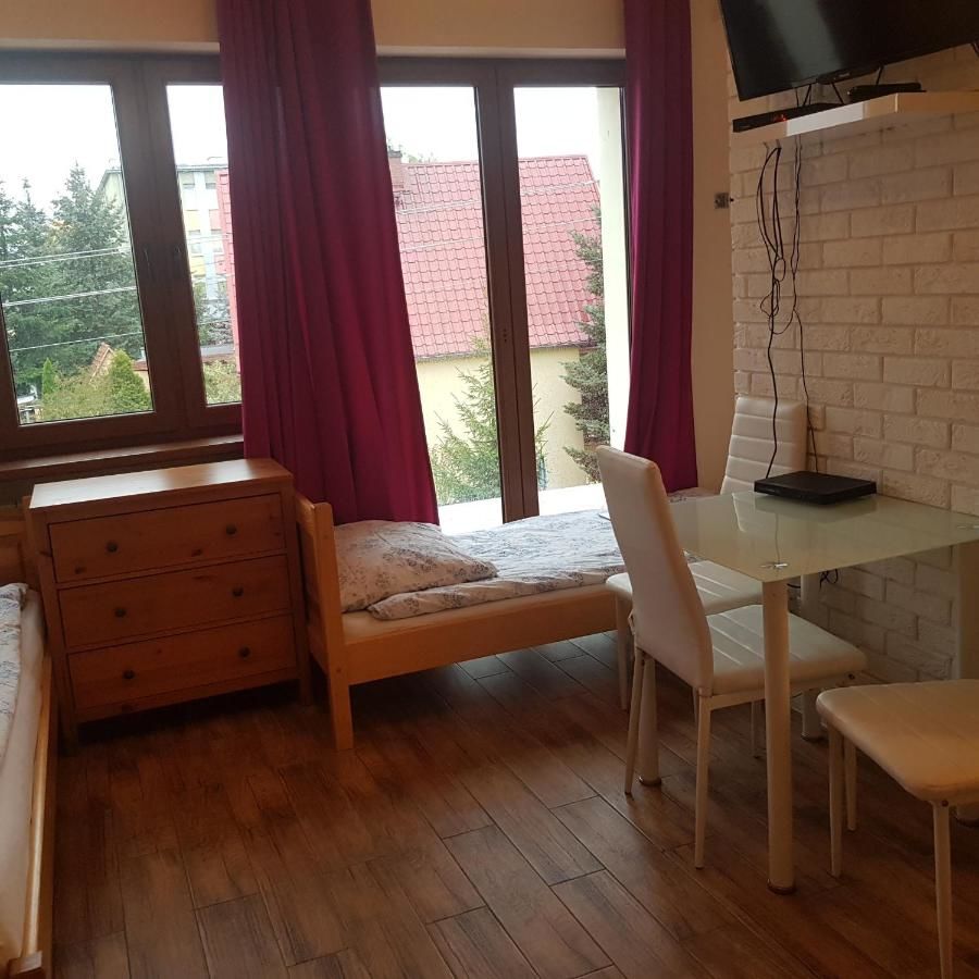 Хостелы Hostel Rumiankowy - Airport Hostel Вроцлав