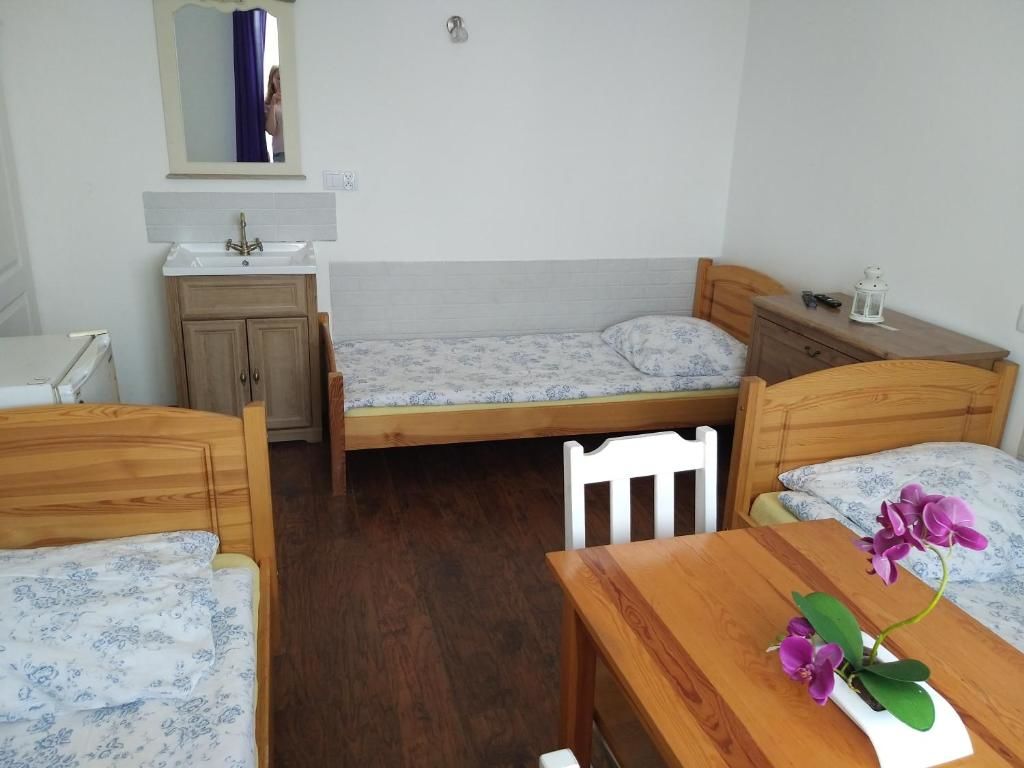 Хостелы Hostel Rumiankowy - Airport Hostel Вроцлав-49